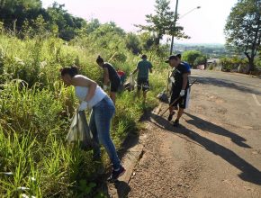 Jovens durante a ação de limpeza em Tabatinga. Foto: colaborador local