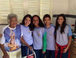 Alunos da Escola Adventista visitam e presenteiam idosos e crianças em Aracaju