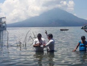  Batismo em massa de 1.000 na Guatemala Lago de Atitlán em Março de 2015. ( foto: Gustavo Gustavo Menendez / IAD)