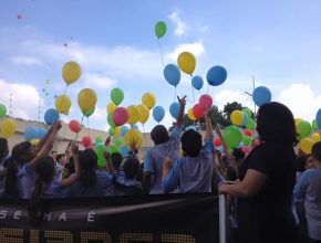 Alunos soltam balões com mensagens bíblicas