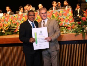 Pastor Levino Oliveira recebe das mãos do vereador Mário Nadaf o Título de Cidadão Cuiabano. [Foto: Ítalo Silva]