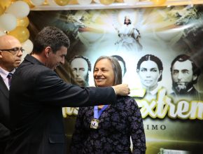 Colportora recebe medalha como reconhecimento pelo desempenho nos últimos seis meses. 