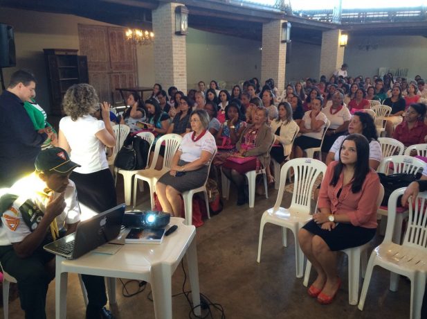 Mulheres participam do treinamento para o evangelismo