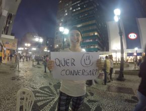 Jovens adventistas ouvem desabafos de desconhecidos no centro de Curitiba (PR)