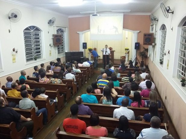 O pastor Leidevan Ross fala na igreja de Santa Luzia