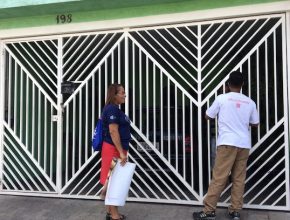 Voluntários adventistas distribuem 3 mil informativos contra o Zika vírus