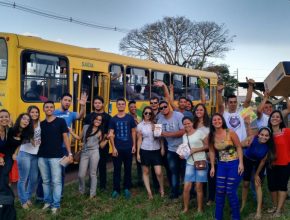 Jovens surpreendem passageiros de ônibus ao espalharem alegria e esperança