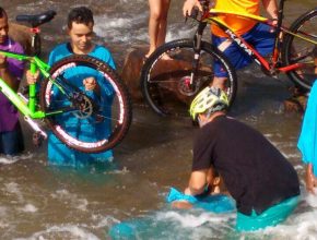Ciclistas usam hobby para batizar pessoas