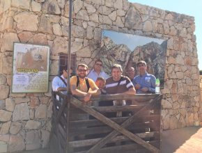 Grupo dos pastores adventistas que atuam em Israel junto com Magdiel Pérez (de azul). 