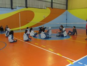 Alunos da Educação Adventista vivenciam voleibol paraolímpico
