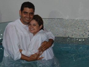 Betania se batizou juntamente com o marido na IASD Setor Pedro Ludovico no dia 27 de março de 2016. 