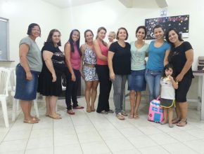 Grupo de mulheres troca confidências e oferece ajuda