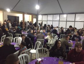 Igreja de 160 membros recebe 250 convidados num domingo à noite