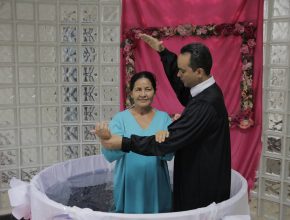 Batismo da Rute Silva na celebração do Ministério da Mulher