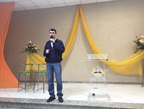 Bruno Siqueira, prefeito de Juiz de Fora, fala aos alunos da Escola Adventista