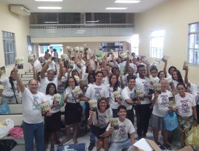 Jovens adventistas fazem mobilização contra mosquito da dengue e distribuem livros missionários