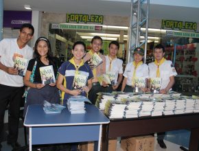 Desbravadores fizeram a entrega de livros no Shopping Paraíso, em Santarém.