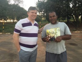 Claudio (esquerda) e o motorista Vagner (direita) que aguarda o sábado para seguir viagem até Minas Gerais. Foto: colaborador local