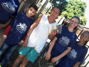 Em Costa Machado, Calebes percorrem longas distâncias para visitar famílias e entregar 1200 materiais. Foto: colaborador local