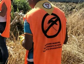 Em Mirassol jovens limpam terrenos, concretizam a população sobre o Zika e entregam livros. Foto: colaborador local
