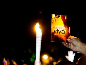 Jovens saem às ruas para evangelizar durante passagem da tocha