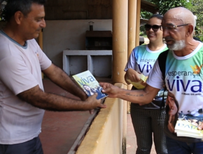 Sila da Conceição entregando livro na Ilha de Cotijuba-PA, onde ficou preso 46 anos atrás.