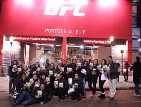 Jovens entregam 10 mil DVDs durante competição do UFC