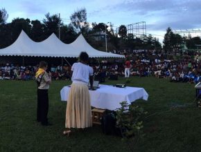 Em Ruanda, centenas aceitam o chamado para Cristo de um menino de doze anos
