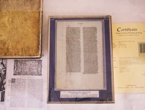 Bíblia mais antiga da coleção, 1669 (à esq.) e pergaminho de 1250, escrito em latim do capítulo 21 de Jó (à dir.)
