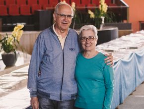 Erlo Köhler e esposa, Ester Köhler, colecionam Bíblias há 44 anos.