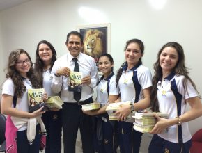 Escola Adventista distribui livros em Altamira