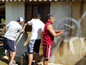 Em Piraúba, sul de MG, uma senhora teve a casa toda pintada e limpa pelos jovens da Geração 148