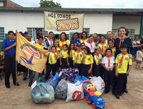 Crianças doam mais de 3 mil brinquedos para escola pública de Cuiabá