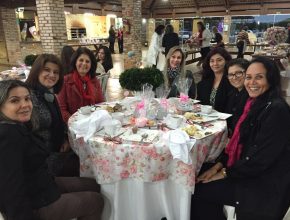Chá reúne 120 mulheres das quais 60 foram convidadas