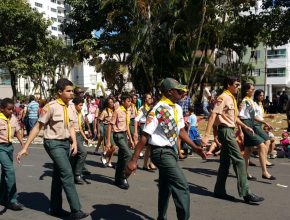 Desbravadores e Aventureiros desfilam no aniversário de Patos de Minas (MG)