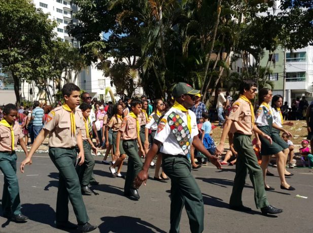 Desbravadores no desfile cívico em comemoração aos 124 anos de Patos de Minas (MG)