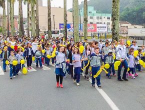 Unidade educacional adventista de Blumenau faz caminhada pela Paz no Trânsito