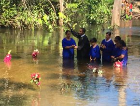 Na ocasião, cinco pessoas foram batizadas