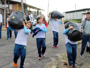 Após campanha do agasalho alunos promovem ação social em abrigos de menores