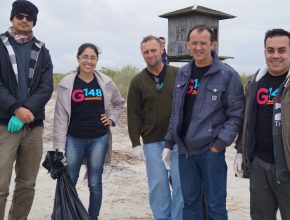 Jovens adventistas ajudam a retirar lixo de praia no sul do Paraná