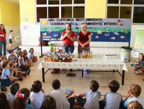 Crianças reaproveitam óleo de cozinha para fabricar sabão