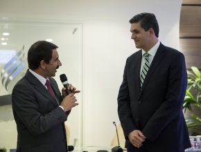 Professor doutor e pastor Martin Kühn (direita) com pastor Domingos Sousa (esquerda), presidente da Igreja Adventista no Estado de São Paulo durante nomeação