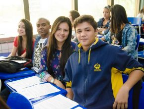 As aulas aconteceram nas três unidades escolares: Campo Grande, Jacarepaguá e Padre Miguel. Lara (azul) ao lado dos amigos.