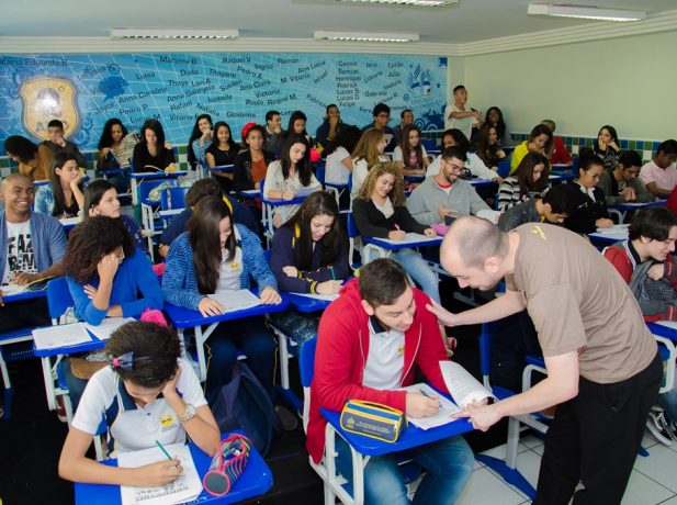 Média de 60 alunos por domingo, tirando dúvidas e aprendendo macetes de vestibular. (Fotos: Katia Nunes)