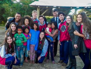 Alunos ajudam comunidade indígena que sofre com o frio em Santa Catarina