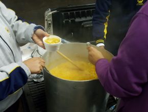 Escola distribui sopa e ameniza frio de 500 pessoas