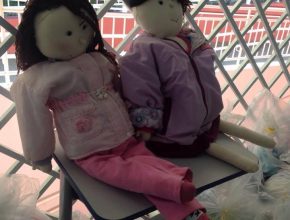 Bonecos de pano e manequins fazem parte de campanha de inverno em Colégio Adventista