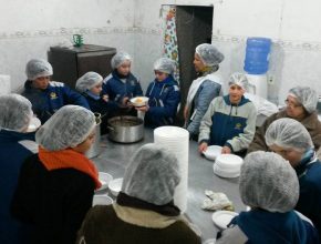 Em Rio Grande, alunos de escola adventista colaboram com projeto que ajuda mendigos