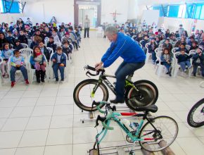 Medalhista dá aula de ciclismo para estudantes de escola adventista