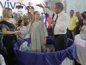 Pastor Luiz Gonçalves batiza 48 pessoas no Esperança Viva em Tocantins